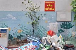 Rác chất đống dưới biển 'Cấm'