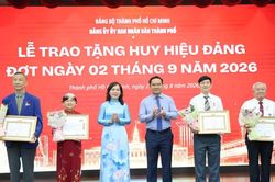 Phó Bí thư Thành ủy, Chủ tịch UBND TPHCM Nguyễn Văn Được trao Huy hiệu Đảng đến đảng viên