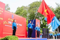 Hơn 300 bạn trẻ tham dự lễ ch&agrave;o cờ 'T&ocirc;i y&ecirc;u Tổ quốc t&ocirc;i'