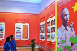 130 ảnh tư liệu tái hiện hành trình 81 năm của đất nước