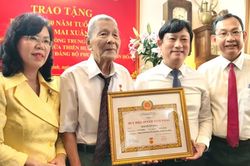 Đồng ch&iacute; V&otilde; Văn Minh trao Huy hiệu 80 năm tuổi Đảng đến c&aacute;c đảng vi&ecirc;n