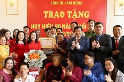 Lâm Đồng: Trao Huy hiệu 80 năm tuổi Đảng đến đảng viên Lê Thị Dục