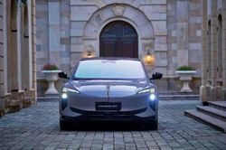 [GALLERY] Hongqi EHS7 - ôtô trang bị cửa nóc năng lượng mặt trời đầu tiên