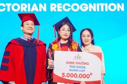 Nữ sinh tốt nghiệp thủ khoa ng&agrave;nh Luật với điểm số ấn tượng