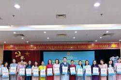 Cầu Vồng Tuổi thơ kết nối văn h&oacute;a trao tặng ấn phẩm đến kiều b&agrave;o tại 17 quốc gia