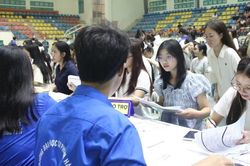 T&acirc;n sinh vi&ecirc;n Trường Đại học Sư phạm H&agrave; Nội h&aacute;o hức ng&agrave;y nhập học