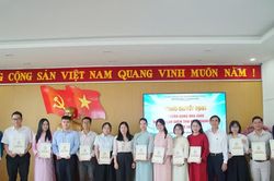 Đ&agrave; Nẵng trao quyết định tuyển dụng 16 gi&aacute;o vi&ecirc;n chất lượng cao