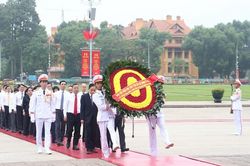 Bộ trưởng Ngoại giao Lê Hoài Trung dẫn đầu đoàn Bộ Ngoại giao vào Lăng viếng Chủ tịch Hồ Chí Minh