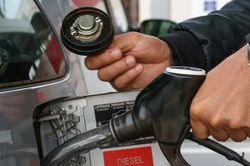 Tại sao dầu diesel thường đắt hơn xăng thường?