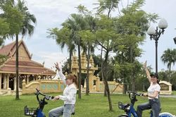 L&agrave;ng Văn h&oacute;a triển khai dịch vụ xe đạp trợ lực điện