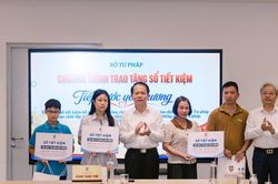 Bộ Tư ph&aacute;p trao sổ tiết kiệm, tiếp th&ecirc;m nghị lực cho con c&aacute;n bộ c&oacute; ho&agrave;n cảnh đặc biệt