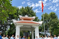 Lãnh đạo Bộ Tư pháp dâng hương tại Khu Di tích Bộ Tư pháp ở Tuyên Quang