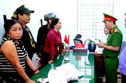 Hai người phụ nữ dựng lều bạt, ngăn cản công ty khai thác cát trên sông Kim Sơn