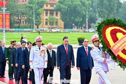 Các đồng chí lãnh đạo Đảng, Nhà nước vào Lăng viếng Chủ tịch Hồ Chí Minh