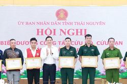 Chủ tịch tỉnh Th&aacute;i Nguy&ecirc;n khen thưởng đột xuất lực lượng cứu hộ vụ lật thuyền