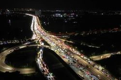 Đêm 28/8, dòng xe rời Hà Nội vẫn nối dài ở cửa ngõ phía Nam
