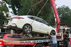 Nhiều ô tô bị cẩu đi do đỗ sai quy định