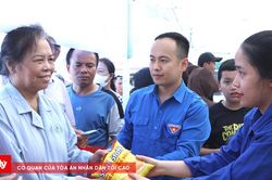 Ấm áp 'phiên chợ' dành cho bệnh nhân nghèo