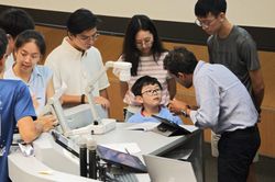 7 tuổi đã học cùng sinh viên đại học, 8 tuổi đạt điểm A trong kỳ thi trung học