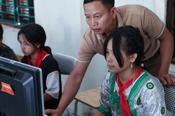 Đổi cách tiếp cận chính sách hỗ trợ học tập cho dân tộc rất ít người