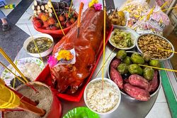 Mâm cúng cô hồn của người Hoa ở Chợ Lớn