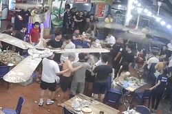 Nhóm thanh niên trêu ghẹo cô gái, đánh bạn trai trong quán ăn