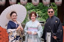 3 mỹ nữ showbiz Việt nổi tiếng có hiếu với cha mẹ là ai?