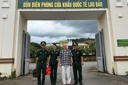 Cấp cứu kịp thời du khách nước ngoài ngã quỵ ở cửa khẩu quốc tế Lao Bảo