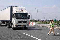 &Ugrave;n tắc, CSGT c&oacute; thể cho &ocirc; t&ocirc; đi ngược chiều cao tốc Ph&aacute;p V&acirc;n - Cao Bồ