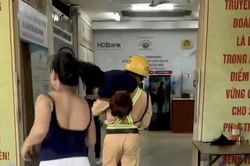 Clip Đại &uacute;y CSGT mở đường, v&aacute;c nữ du kh&aacute;ch Anh tr&ecirc;n vai đi cấp cứu bệnh viện
