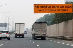 Sợ d&iacute;nh phạt mất cả th&aacute;ng lương, t&agrave;i xế vẫn đau đầu c&aacute;ch nhập l&agrave;n, vượt xe