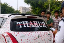 Maruti Swift phủ 3.400 dấu son môi gây sốt mạng, chủ xe bị cảnh sát phạt