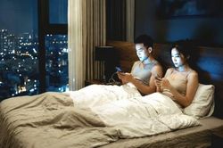 8 thói quen xấu hằng ngày âm thầm 'bóp ngạt' ham muốn vợ chồng