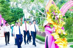 Văn ph&ograve;ng Đo&agrave;n ĐBQH v&agrave; HĐND tỉnh Nghệ An d&acirc;ng hương tưởng niệm Chủ tịch Hồ Ch&iacute; Minh