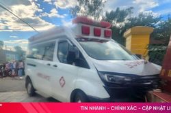 Hà Tĩnh: Xe cứu thương va chạm xe máy, 1 phụ nữ bị thương nặng