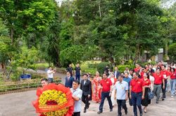 Tổng Lãnh sự Việt Nam tại Thái Lan dâng hương tưởng niệm Bác Hồ ở Udon Thani
