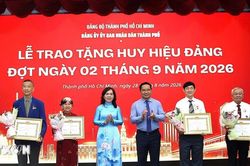 Hơn 24.000 đảng viên Thành phố Hồ Chí Minh nhận Huy hiệu Đảng dịp 2/9