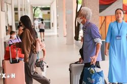 Mật độ phương tiện bắt đầu tăng cao ở cửa ng&otilde; H&agrave; Nội, CSGT huy động tối đa lực lượng ph&acirc;n luồng