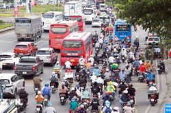 Thành phố Hồ Chí Minh: Lượng khách đi lại tăng cao, một số cửa ngõ ùn ứ