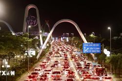 Cửa ng&otilde; ph&iacute;a Bắc Thủ đ&ocirc; tắc cứng trong tối muộn
