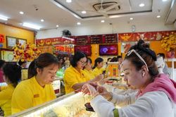 Giá vàng SJC ngày 28/8 giảm 600.000 đồng/lượng, khách mua không phải xếp hàng