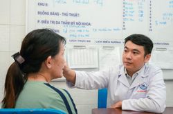 Người phụ nữ bị lật hai mi dưới sau làm đẹp