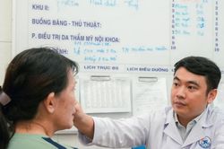 Người phụ nữ bị lật hai mi dưới sau làm đẹp