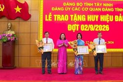 Dấu son cống hiến qua những Huy hiệu Đảng