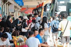 C&aacute;c bến xe tấp nập h&agrave;nh kh&aacute;ch rời H&agrave; Nội trước kỳ nghỉ lễ Quốc kh&aacute;nh 2/9