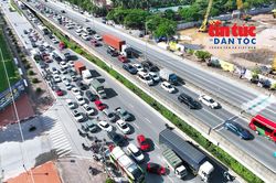 Người d&acirc;n rời H&agrave; Nội nghỉ lễ 2/9, mật độ giao th&ocirc;ng tăng nhanh ở c&aacute;c tuyến đường cửa ng&otilde;
