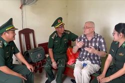 Kịp thời cấp cứu du khách nước ngoài có dấu hiệu đột quỵ tại Cửa khẩu quốc tế Lao Bảo