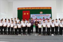 Tiếp thêm động lực để học sinh có hoàn cảnh khó khăn vững bước đến trường