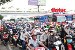 C&aacute;c cửa ng&otilde; TP Hồ Ch&iacute; Minh &ugrave;n ứ cục bộ khi người d&acirc;n bắt đầu nghỉ lễ 2/9
