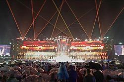 Đông đảo nhân dân, du khách đội mưa thưởng thức concert 'Quảng Ninh - Thành phố rạng rỡ tương lai'